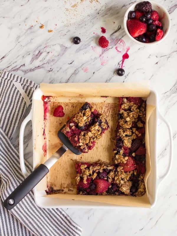Mixed Berry Baked Oatmeal Recipe: Easy berry oatmeal bars for a healthy breakfast, after school snack idea, and great kid friendly food! Healthy breakfast on the go, good for a toddler breakfast idea, too! Mixed berry baked oatmeal bars.